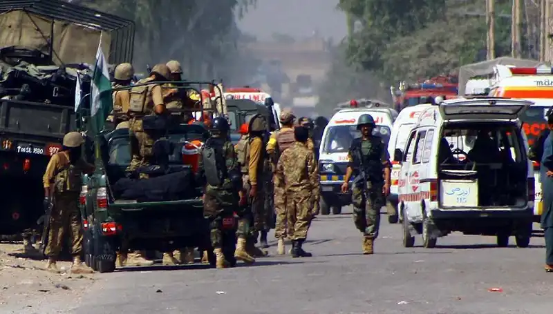 Pakistan’da Camide Bombalı Saldırı: 4 Yaralı, Güvenlik Endişeleri Artıyor