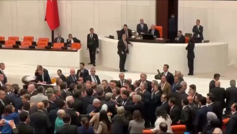 Mecliste Şok Olay: Emekli İkramiyesi Tartışması Kavga İle Sonuçlandı
