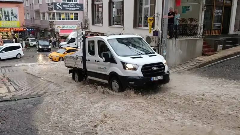 Yıldırım Gibi Yağmur: 10 Dakikada Şehirde Su Baskınları!