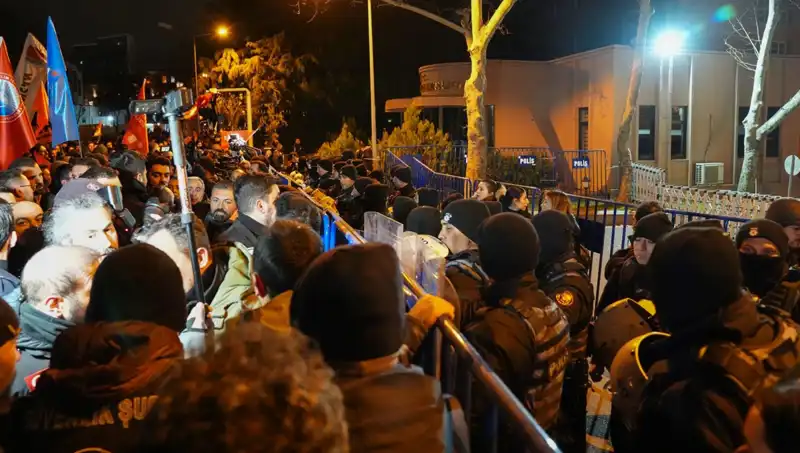 İstanbul'da Ekrem İmamoğlu Protestoları: Yaralı Polis ve Gözaltılar