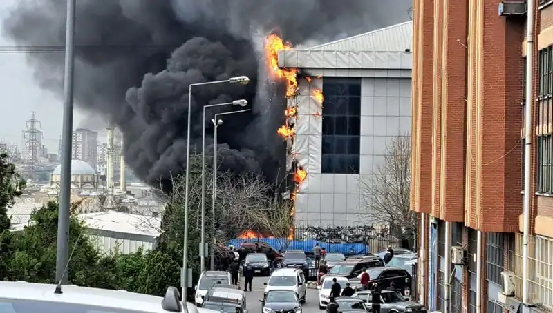 Başakşehir Sanayi Sitesinde Dev Yangın: Güvenlik Önlemleri Yetersiz mi?