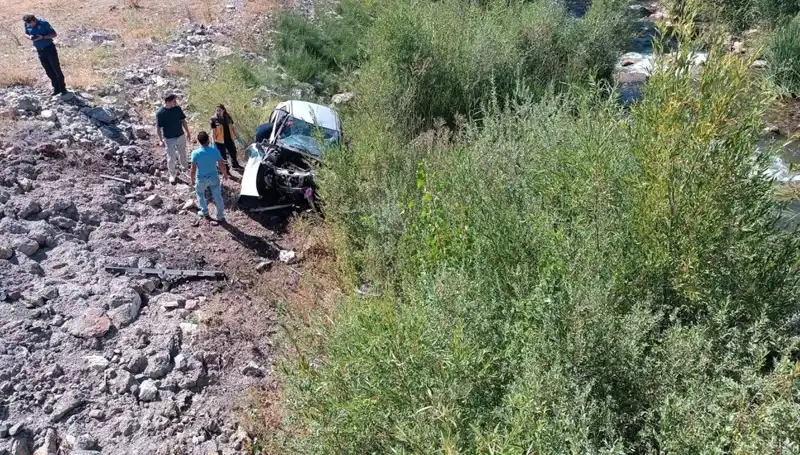 Sivas'ta Otomobil Dere Yatağına Uçtu: İki Can Kaybı ve Acı Bir Kaza