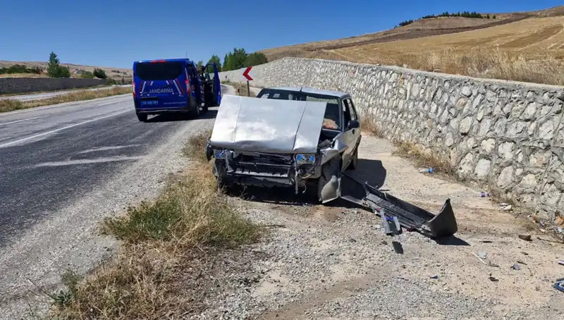 Kontrolden Çıkan Otomobilin Duvara Çarpma Anı, İki Yaralı