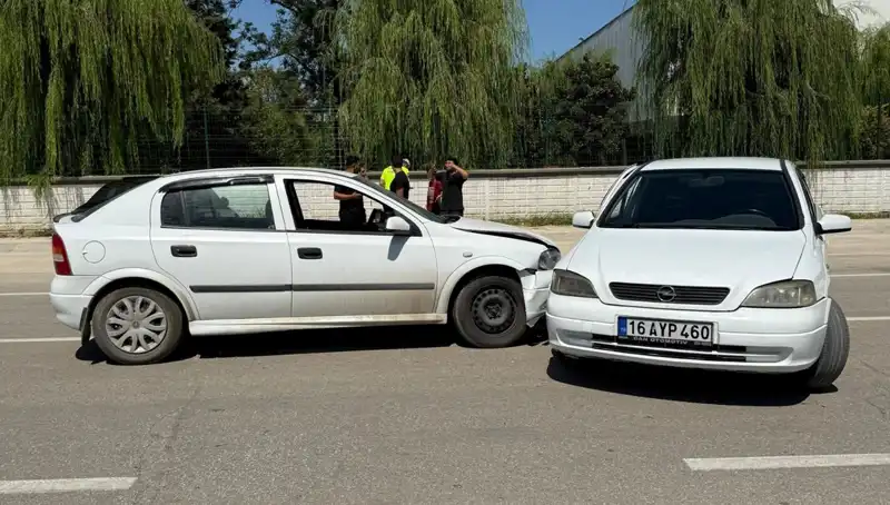 İki Otomobil Çarpıştı: Korkutan Kaza Sonucunda İki Yaralı