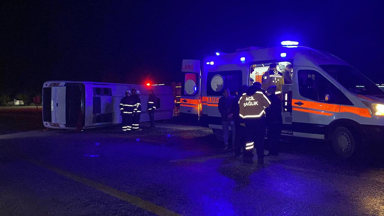 Cenazeye Gidenleri Taşıyan Midibüs Devrildi: 24 Yaralı