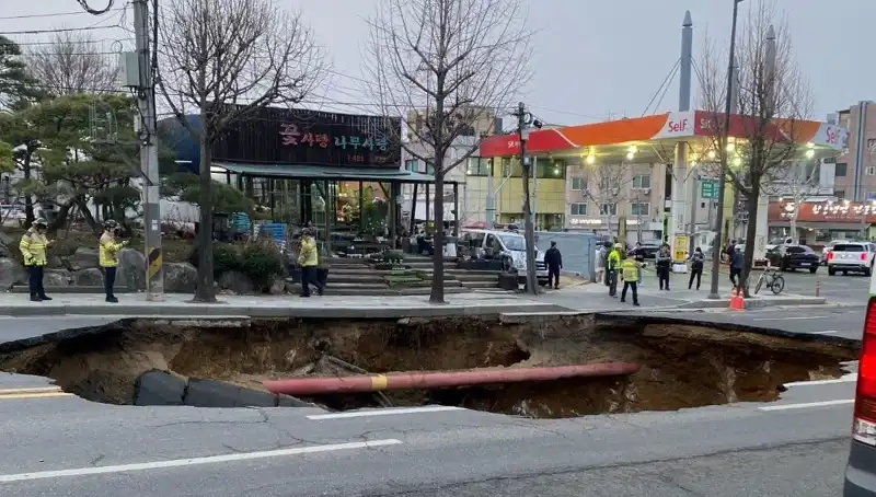 Güney Kore'de Dev Çukur Motosikleti Yuttu: 1 Kayıp, 1 Yaralı!