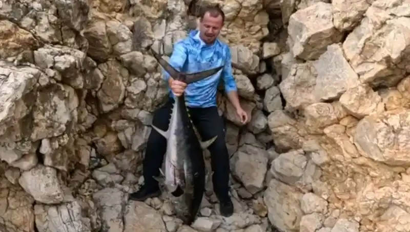Saros’ta Devasa Balık Avı: 30 Kilo Ağırlığında Oltaya Takılan Canlı