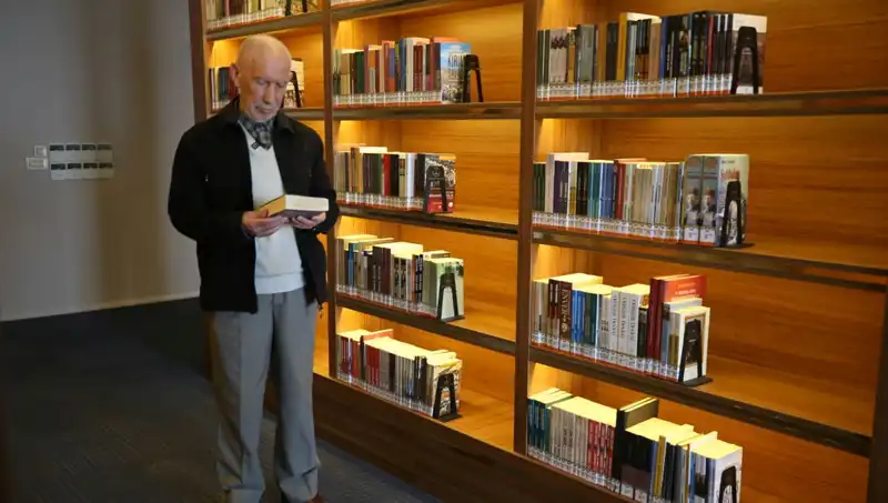 71 Yıl Boyunca Okuma Aşkıyla Dolu: 8 Yaşında Kitaplarla Tanışan Adam